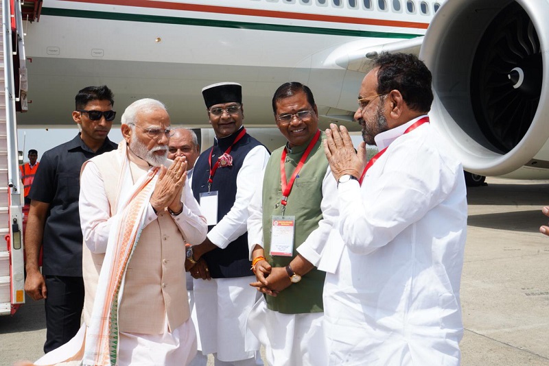 भोपाल के राजाभोज विमानतल पर प्रधानमंत्री का स्वागत भोपाल के राजाभोज विमानतल पर प्रधानमंत्री का स्वागत