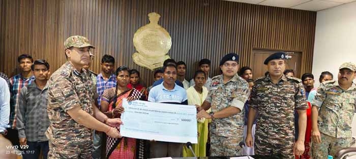 छत्तीसगढ़ के बीजापुर में 87.50 लाख के 20 इनामी सहित 24 नक्सलियों ने किया आत्मसमर्पण