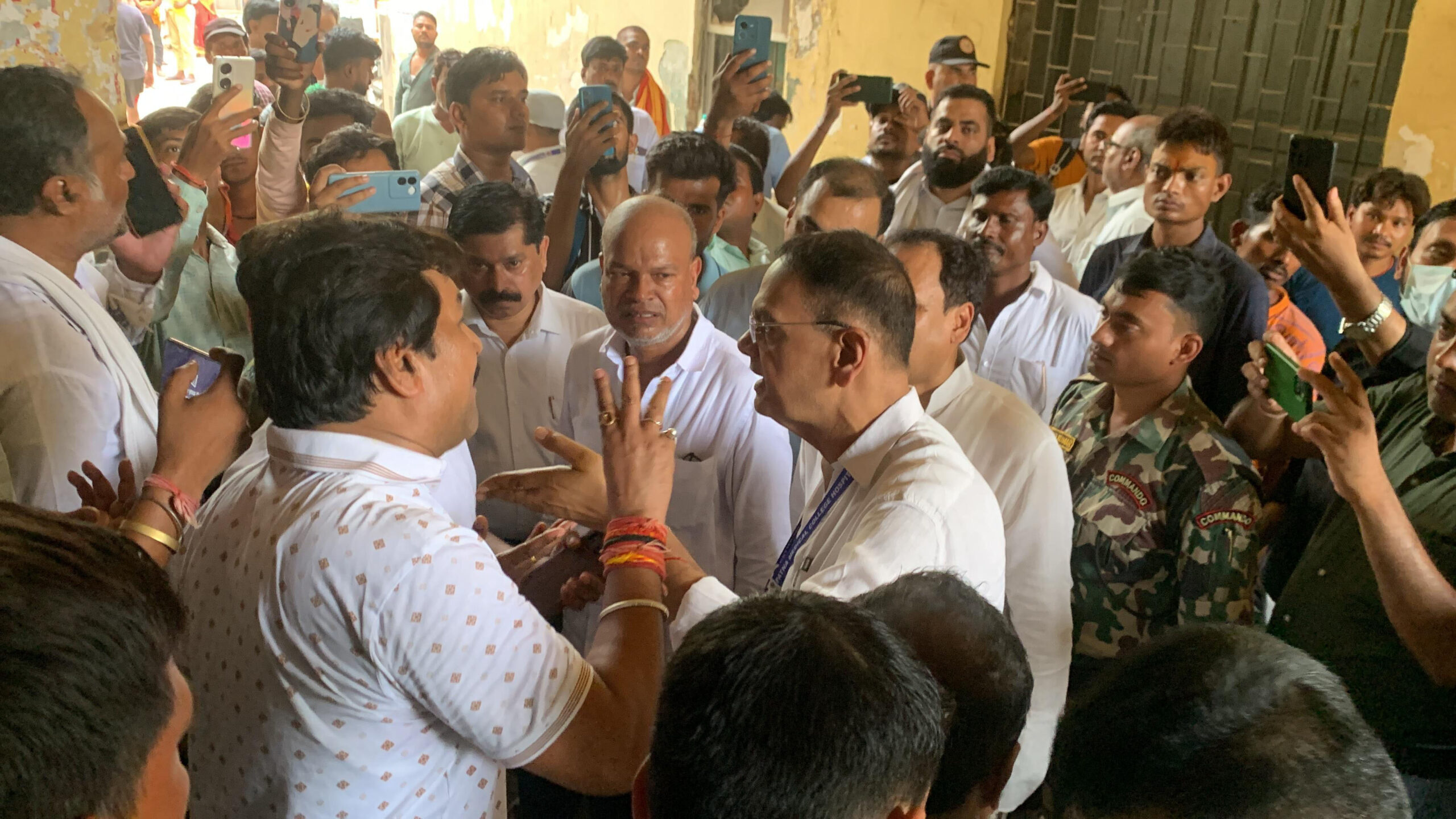 रेप पीड़िता का PMCH में इलाज नहीं होने पर बिहार प्रदेश कांग्रेस अध्यक्ष राजेश कुमार राम का अस्पताल परिसर में विरोध प्रदर्शन के बाद एडमिशन लिया
