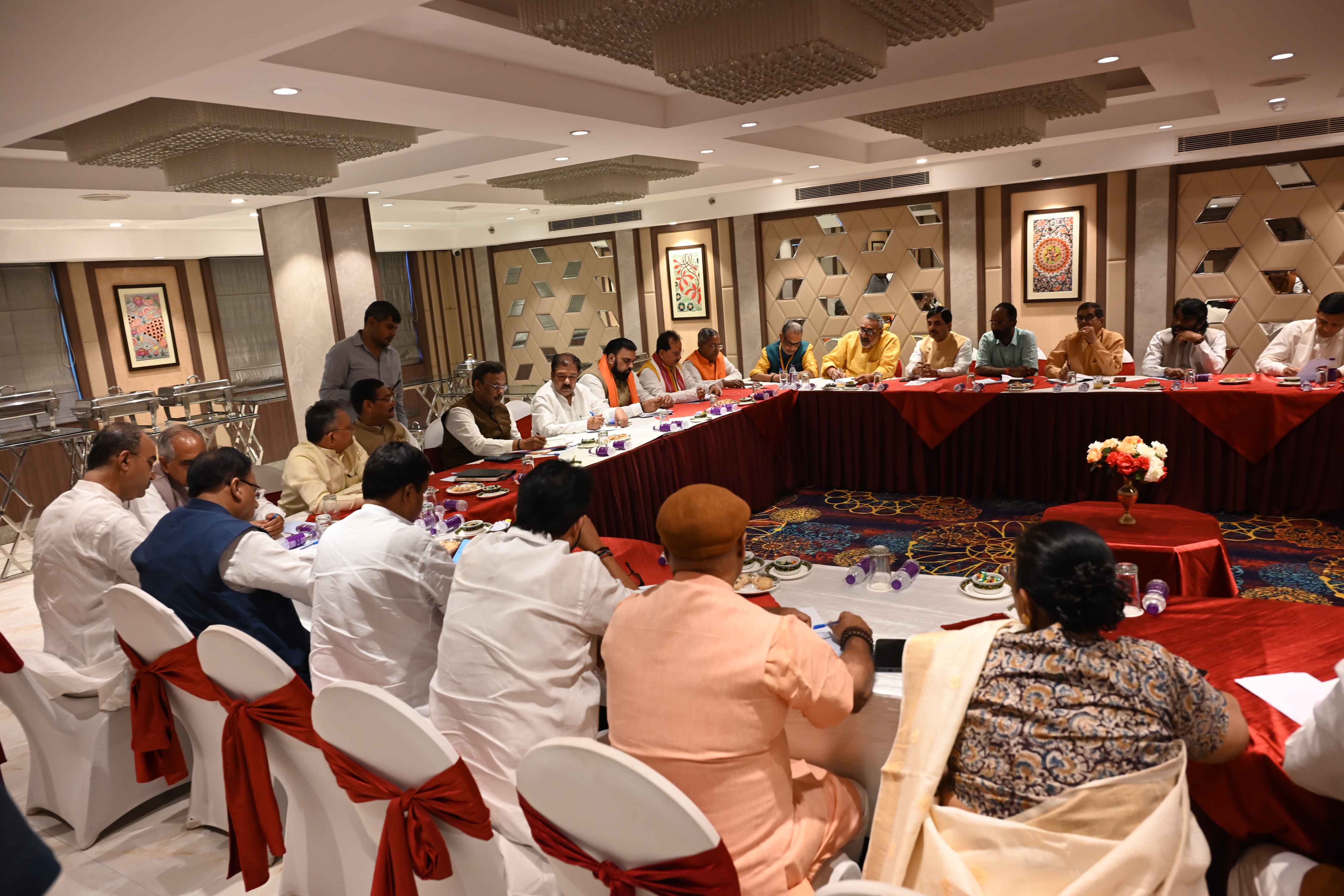 भाजपा प्रदेश अध्यक्ष दिलीप जायसवाल, उपमुख्यमंत्री सम्राट चौधरी, विजय कुमार सिन्हा पार्टी कोर कमेटी की बैठक करते हुए भाजपा प्रदेश अध्यक्ष दिलीप जायसवाल, उपमुख्यमंत्री सम्राट चौधरी, विजय कुमार सिन्हा पार्टी कोर कमेटी की बैठक करते हुए