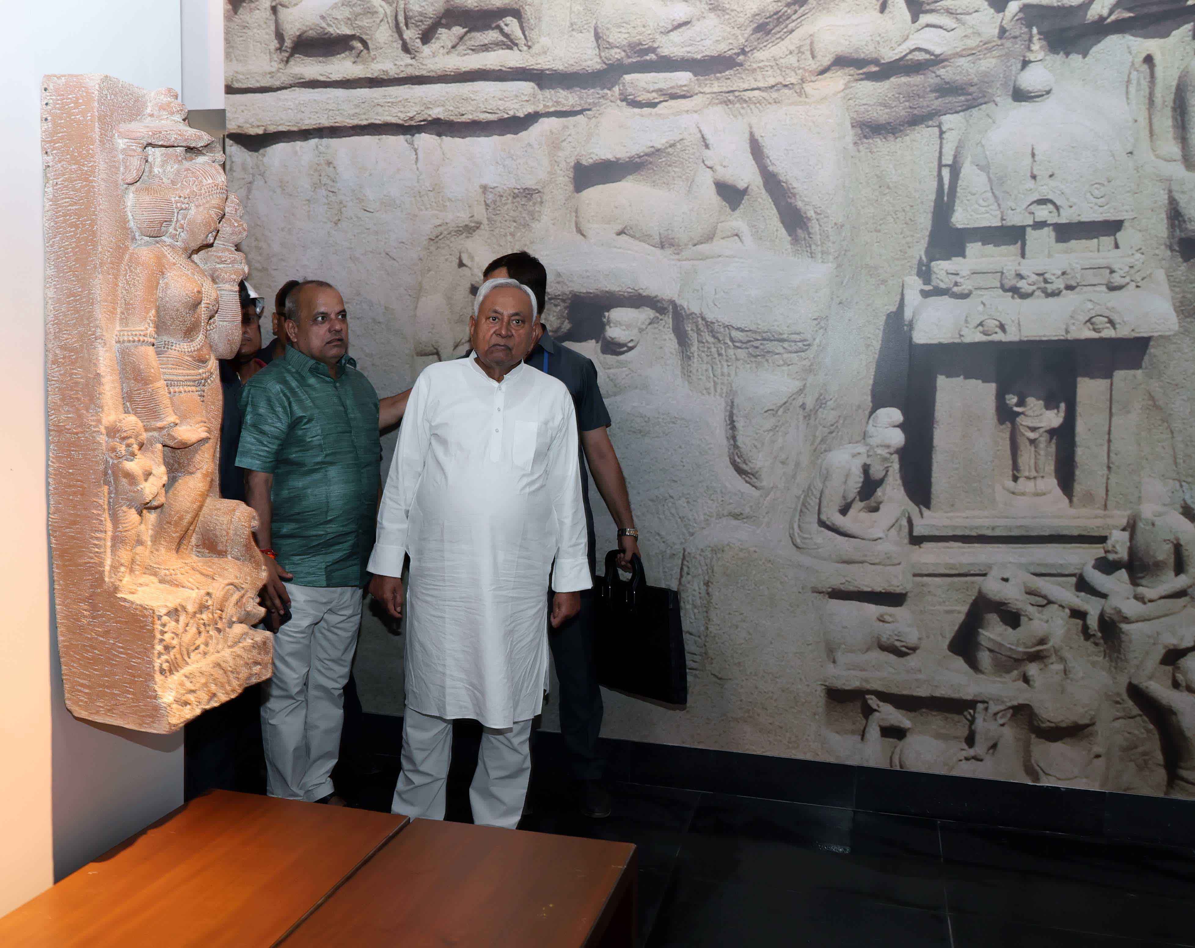 मुख्यमंत्री नीतीश कुमार बिहार संग्रहालय का निरीक्षण करते