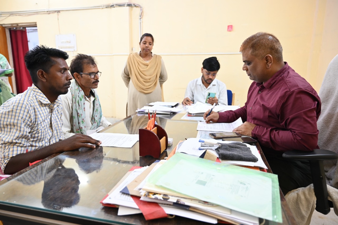डिप्टी कलेक्टर चौधरी ने जनदर्शन में नागरिकों की शिकायतों व समस्याओं को सुना