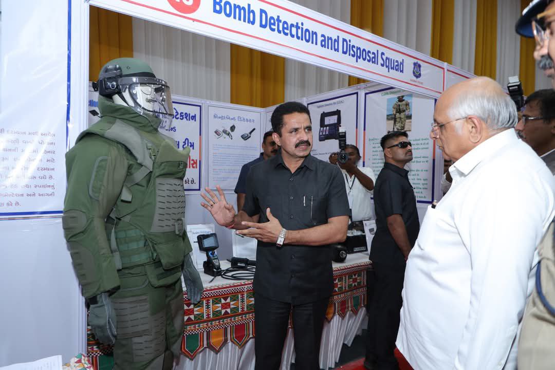गुजरात पुलिस द्वारा पुलिस एक्सपो-2025 के अंतर्गत शस्त्र प्रदर्शनी में आधुनिक रोबोट की जानकारी लेते मुख्यमंत्री भूपेन्द्र पटेल गुजरात पुलिस द्वारा पुलिस एक्सपो-2025 के अंतर्गत शस्त्र प्रदर्शनी में आधुनिक रोबोट की जानकारी लेते मुख्यमंत्री भूपेन्द्र पटेल