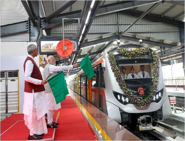 गुजरात में पहली वंदे भारत ट्रेन को प्रधानमंत्री नरेन्द्र मोदी ने दिखाई थी हरी झंडी।