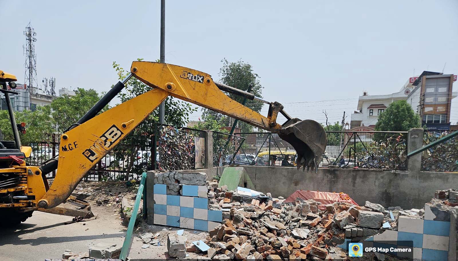 फरीदाबाद : सडक़ पर बनी अवैध मजार को निगम ने ढहाया