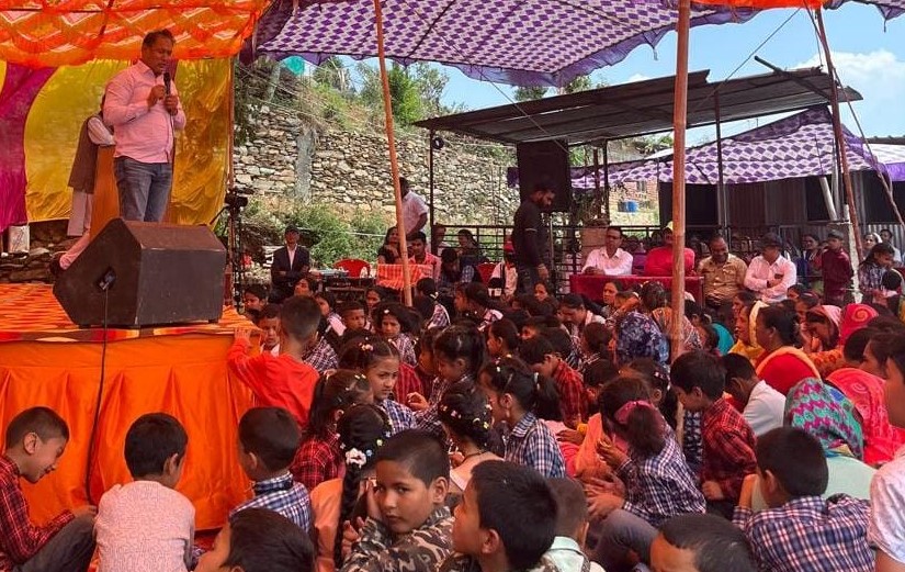 पोखरी एवीएम इंटर कालेज के वार्षिकोत्सव समापन पर बोलते हुए विधायक लखपत बुटोला। पोखरी एवीएम इंटर कालेज के वार्षिकोत्सव समापन पर बोलते हुए विधायक लखपत बुटोला।