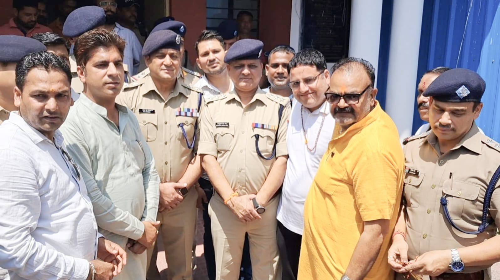 पुलिस टीम को सम्मानित करते पहाड़ अखाड़े के लोग पुलिस टीम को सम्मानित करते पहाड़ अखाड़े के लोग