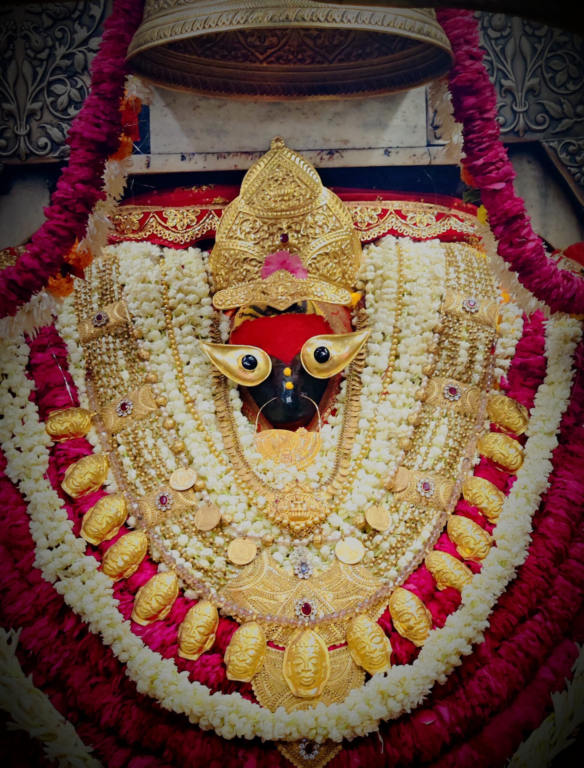 विंध्यवासिनी मंदिर की छत पर धधक उठे नारियल के छिलके