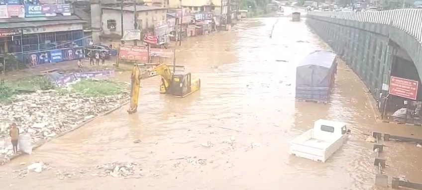 जल जमाव की वजह से राष्ट्रीय राजमार्ग 27 और 6 ठप