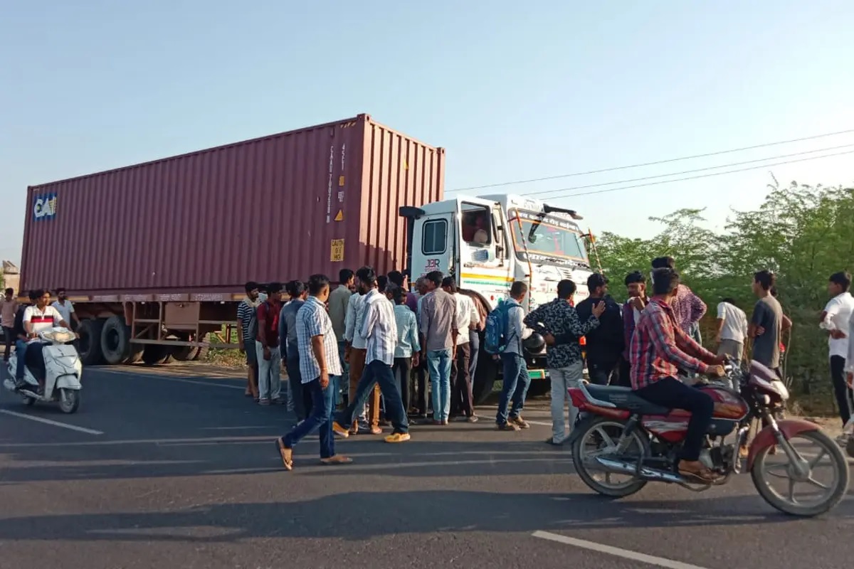 तेज रफ्तार ट्रेलर की चपेट में आई बाइक, मां-बेटे की मौके पर मौत, पिता गंभीर घायल