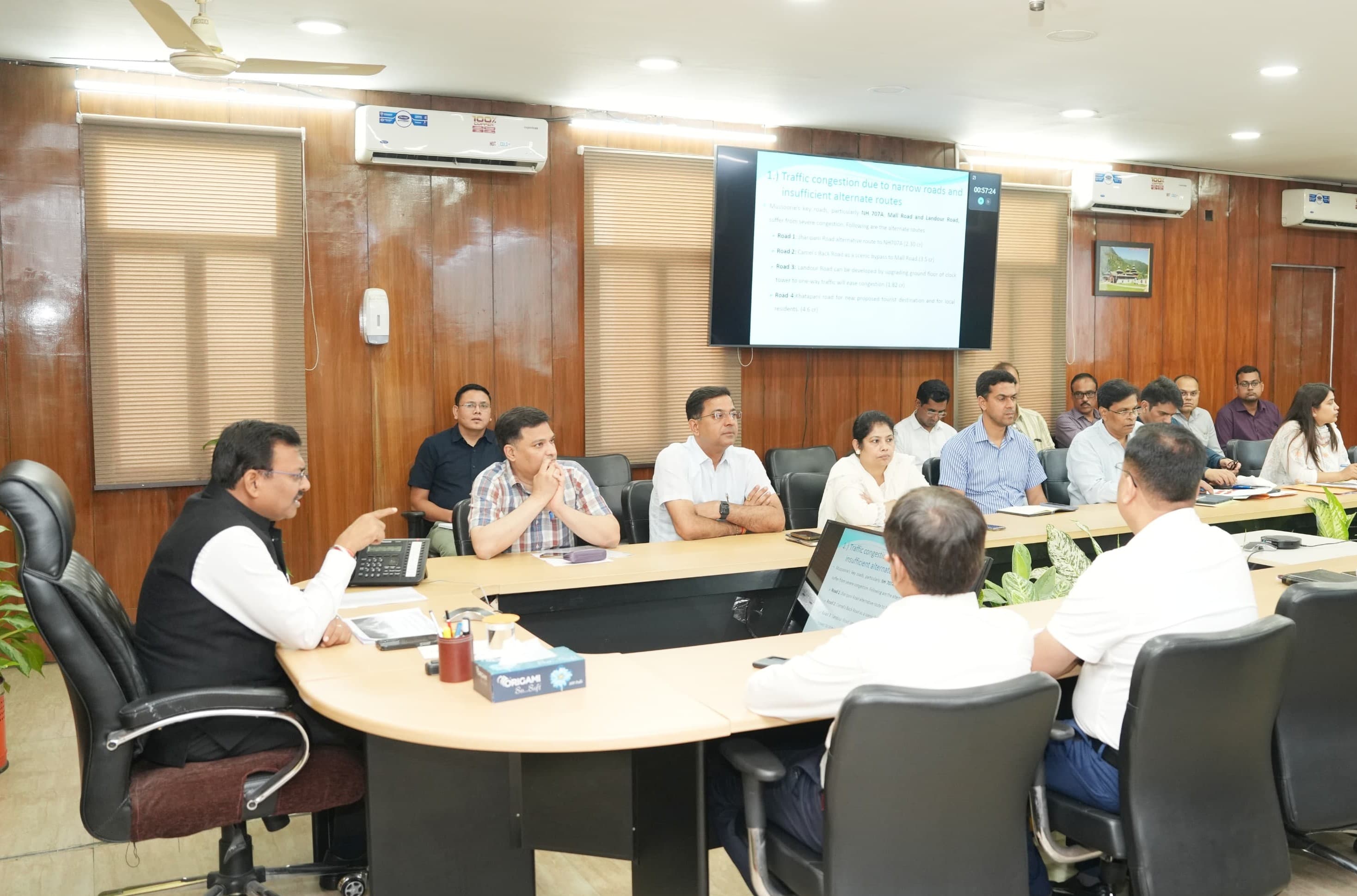 बैठक में अधिकारियों को निर्देश देते मुख्य सचिव।