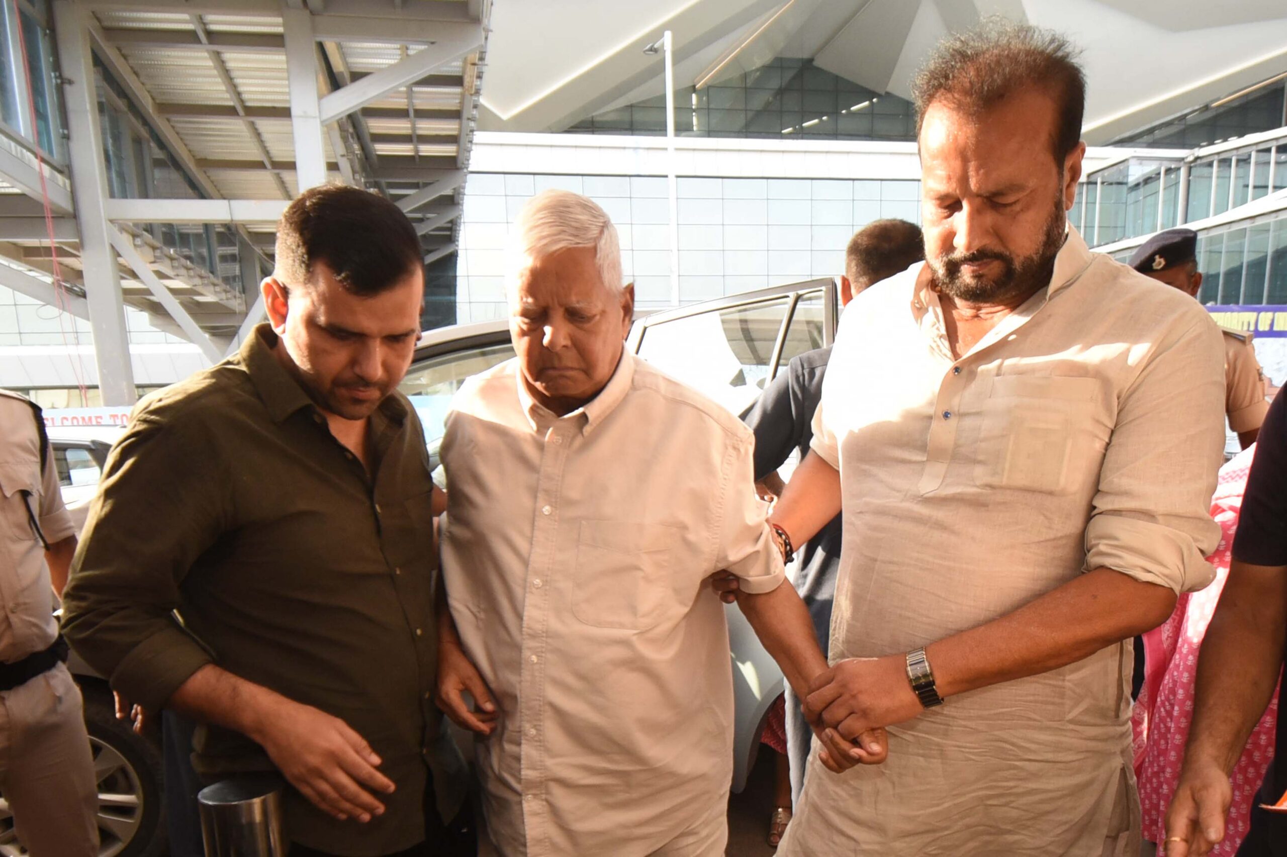 राजद सुप्रीमो लालू प्रसाद यादव जयप्रकश नारायण हवाईअड्डे से नई दिल्ली के लिए रवाना हुए