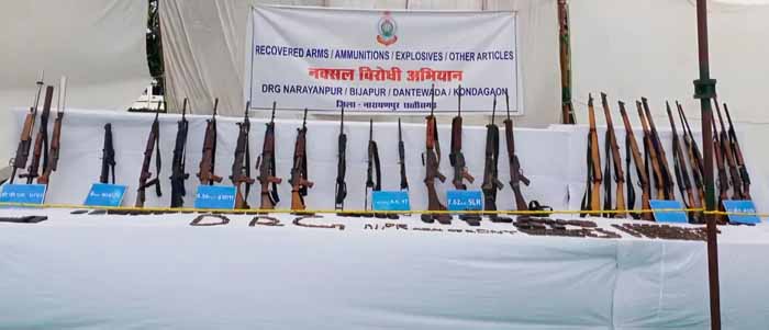 छत्तीसगढ़ के अबूझमाड़ मुठभेड़ में 27 नक्सलियाें के शवों के साथ बरामद हथियाराें में जवानाें से लूटे हुए चार हथियारों की हुई पहचान