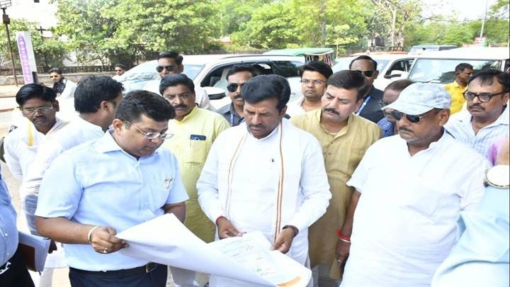 बरसात से पहले पूरा कराएँ एलीवेटेड रोड का फूलबाग से नदी गेट तक का कार्य: सांसद कुशवाह