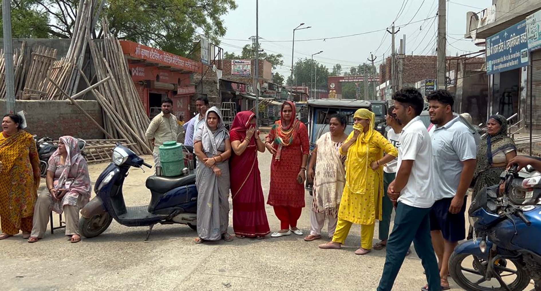 हिसार : पानी की किल्लत से परेशान लोगों ने विधायक आवास के समीप किया प्रदर्शन