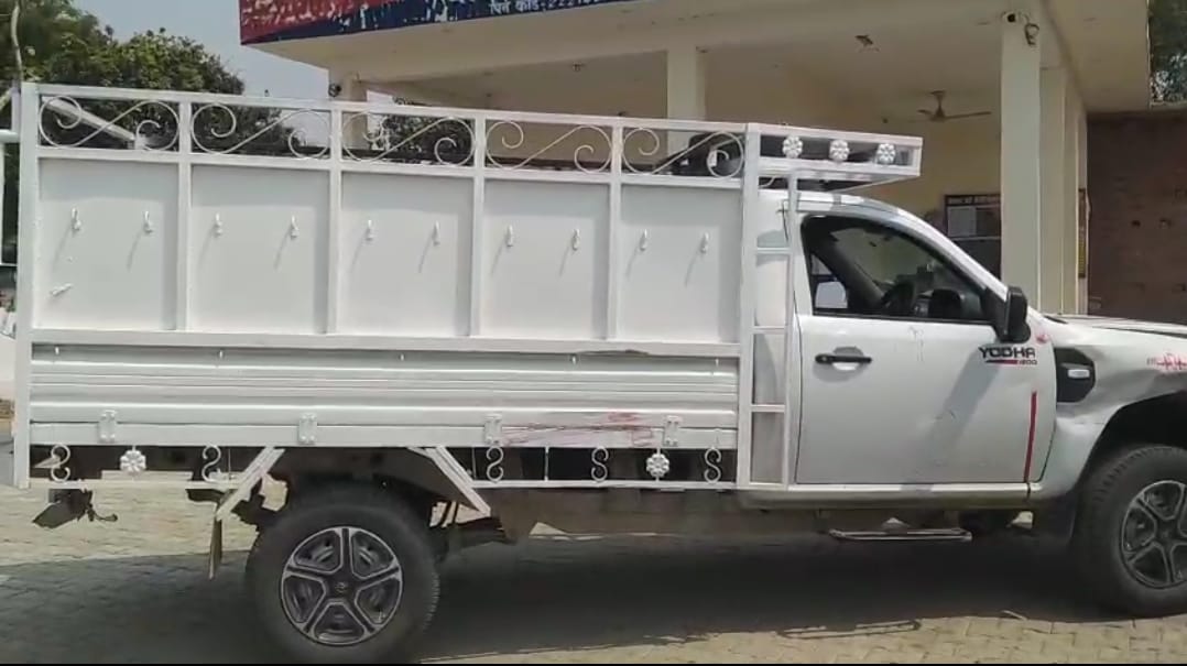 गाड़ी जिससे पशु तस्करों ने सिपाही को कुचला गाड़ी जिससे पशु तस्करों ने सिपाही को कुचला