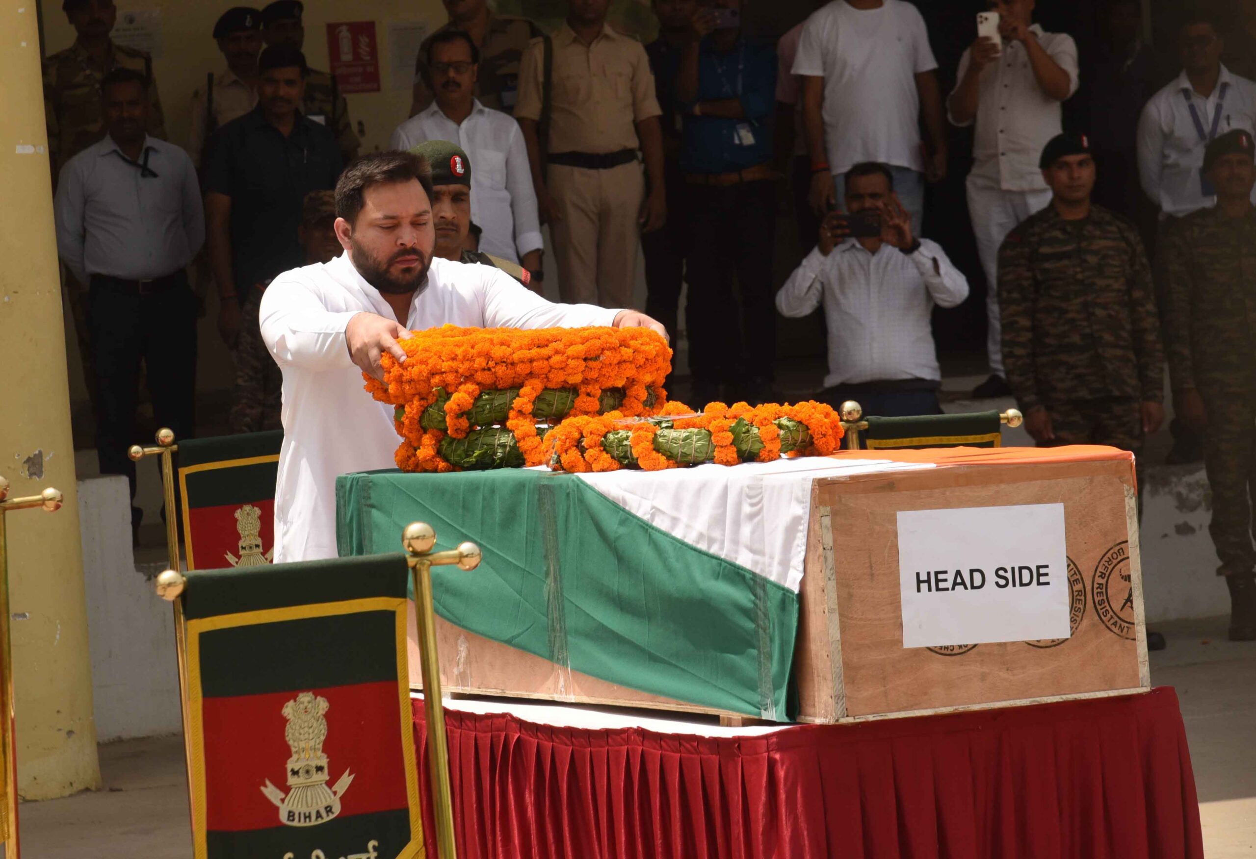 पटना एयरपोर्ट पर आर्मी जवान रामबाबू गुप्ता के पार्थिव शरीर पर श्रद्धांजलि देते नेता प्रतिपक्ष तेजस्वी यादव