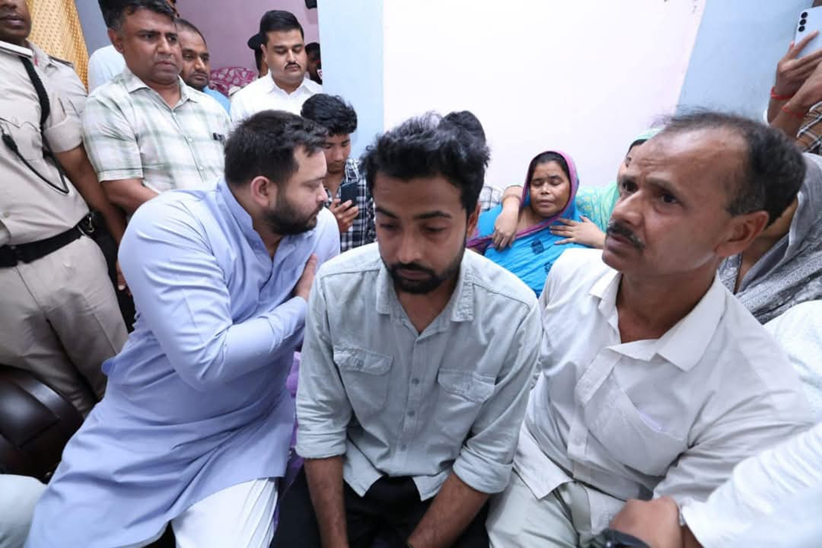 सारण: राजद नेता तेजस्वी यादव ने जम्मू जिले में ड्यूटी के दौरान शहीद हुए बीएसएफ सब-इंस्पेक्टर मोहम्मद इम्तियाज के परिवार से मुलाकात की और उन्हें सांत्वना देते सारण: राजद नेता तेजस्वी यादव ने जम्मू जिले में ड्यूटी के दौरान शहीद हुए बीएसएफ सब-इंस्पेक्टर मोहम्मद इम्तियाज के परिवार से मुलाकात की और उन्हें सांत्वना देते