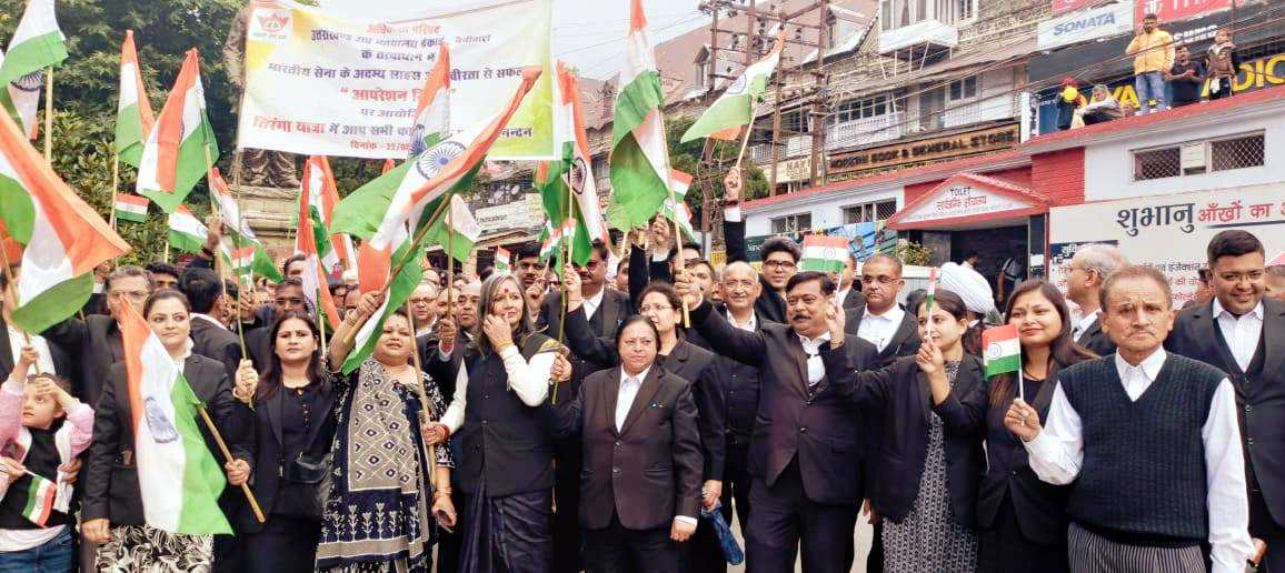 अधिवक्ता परिषद के द्वारा निकाली गयी तिरंगा यात्रा में शामिल उत्तराखंड उच्च न्यायालय के अधिवक्ता।