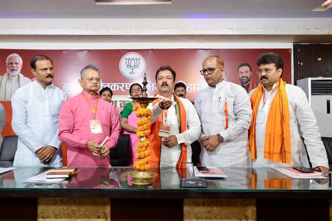 भाजपा कार्यालय में बूथ सशक्तीकरण अभियान को सम्बोधित करते बीजेपी प्रदेश अध्यक्ष डॉ. दिलीप जायसवाल भाजपा कार्यालय में बूथ सशक्तीकरण अभियान को सम्बोधित करते बीजेपी प्रदेश अध्यक्ष डॉ. दिलीप जायसवाल