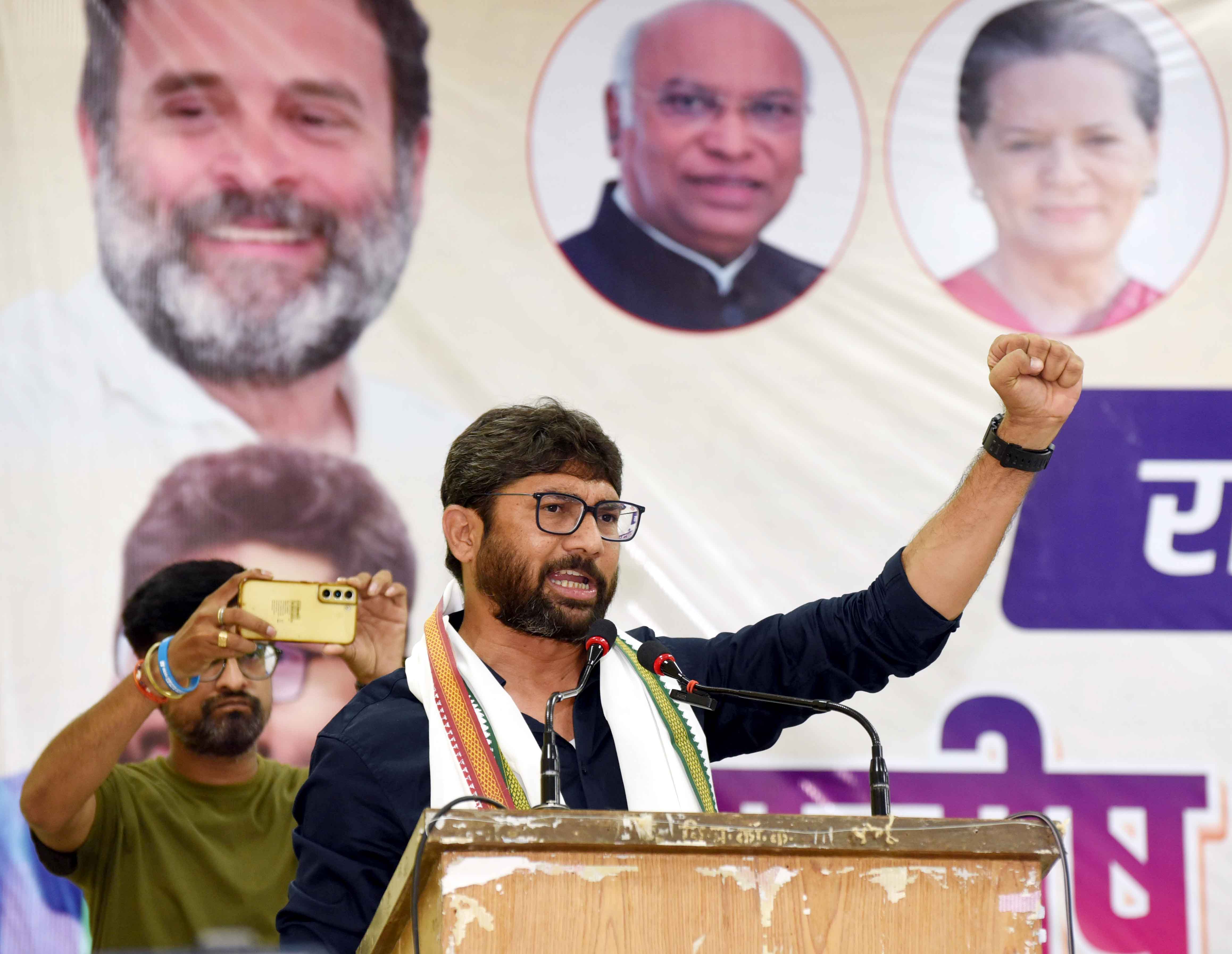 गुजरात कांग्रेस के कार्यकारी अध्यक्ष जिग्नेश मेवाणी मिलन समारोह को सम्बोधित करते गुजरात कांग्रेस के कार्यकारी अध्यक्ष जिग्नेश मेवाणी मिलन समारोह को सम्बोधित करते