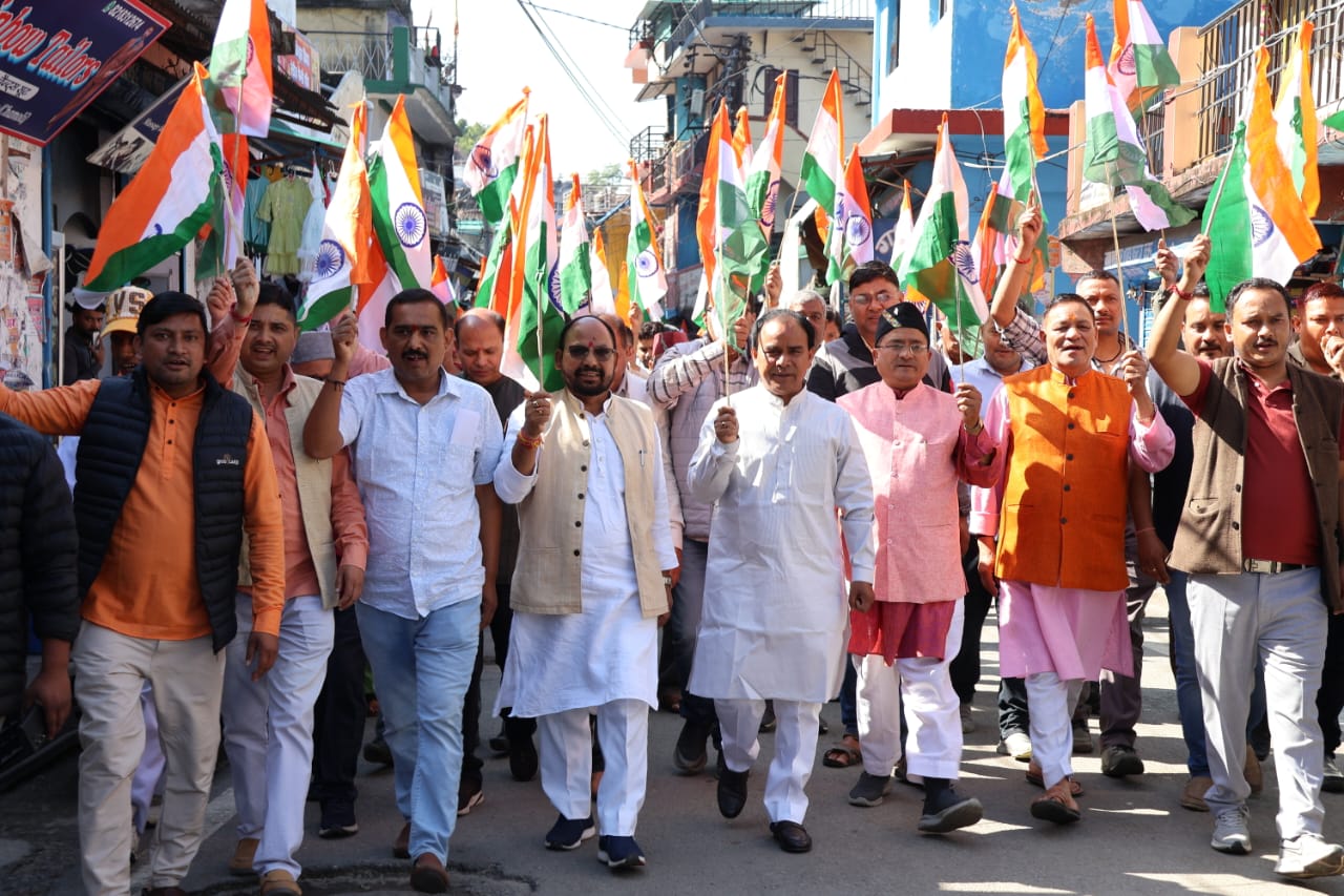 गोपेश्वर में जाेश के साथ निकली तिरंगा शौर्य सम्मान यात्रा