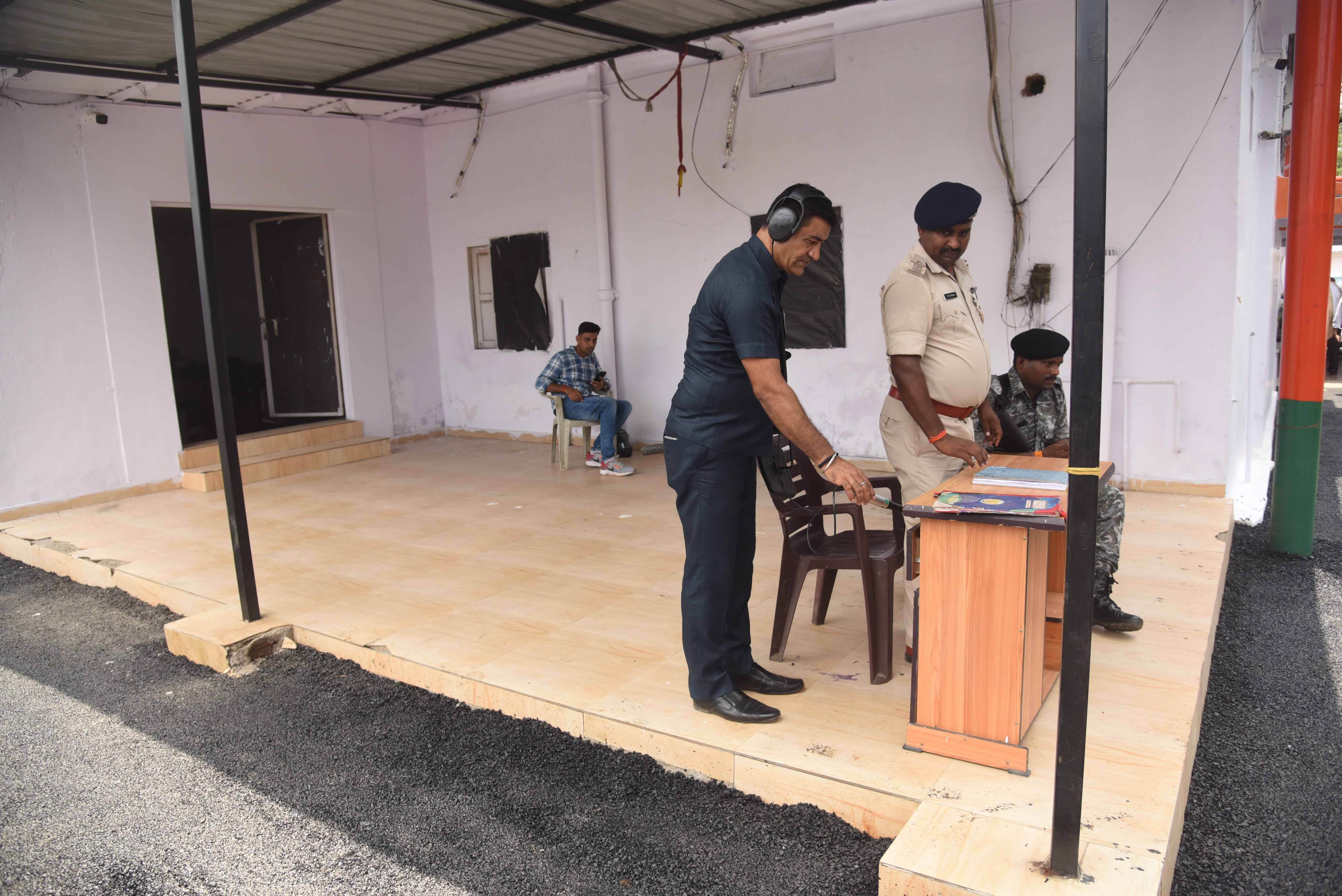 प्रधानमंत्री नरेंद्र मोदी के दो दिवसीय बिहार दौरे से पहले बम निरोधक दस्ते ने भाजपा कार्यालय की तलाशी लेते प्रधानमंत्री नरेंद्र मोदी के दो दिवसीय बिहार दौरे से पहले बम निरोधक दस्ते ने भाजपा कार्यालय की तलाशी लेते