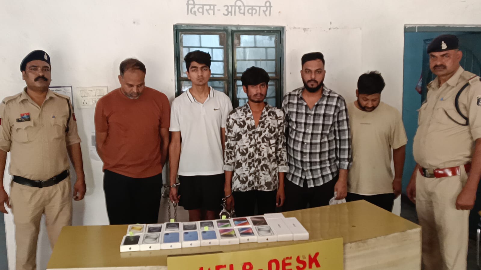 रिलायंस डिजिटल स्टोर में लाखों की चोरी, पांच आरोप‍ित गिरफ्तार