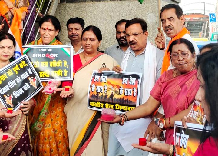 कानपुर में महिला मोर्चा की बहनों ने हाथों में तख्तियाँ लेकर नारे लगाए, भारतीय सेना जिंदाबाद सिंदूर बना बारूद, सिंदूर तो बस झांकी है, हल्दी-मेहंदी बाकी है का छायाचित्र
