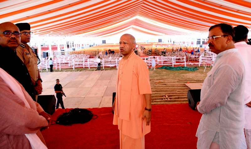 कानपुर में पीएम की सभा स्थल का निरीक्षण करते मुख्यमंत्री योगी आदित्यनाथ, साथ में क्षेत्रीय अध्यक्ष प्रकाश पाल का छायाचित्र