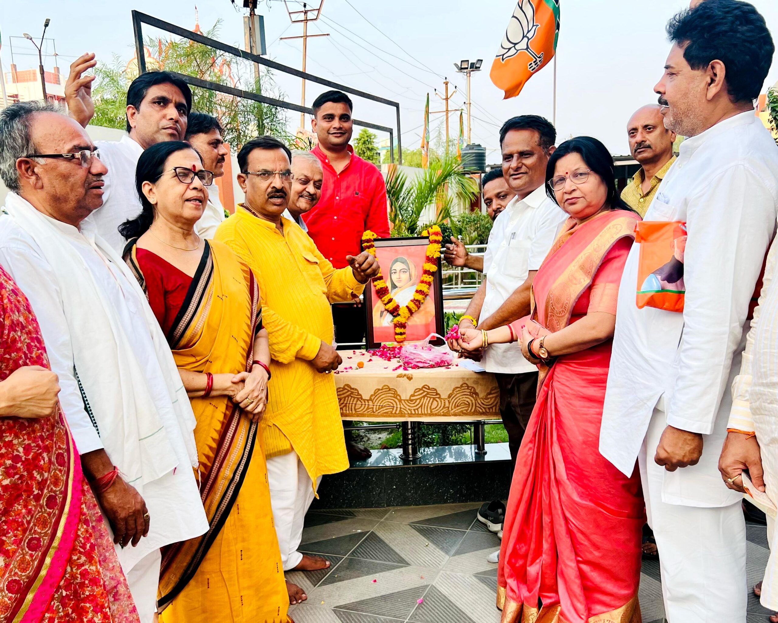 कानपुर में क्षेत्रीय अध्यक्ष प्रकाश पाल ने लोकमाता अहिल्याबाई होल्कर के चित्र पर पुष्पांजलि देते हुए का छायाचित्र