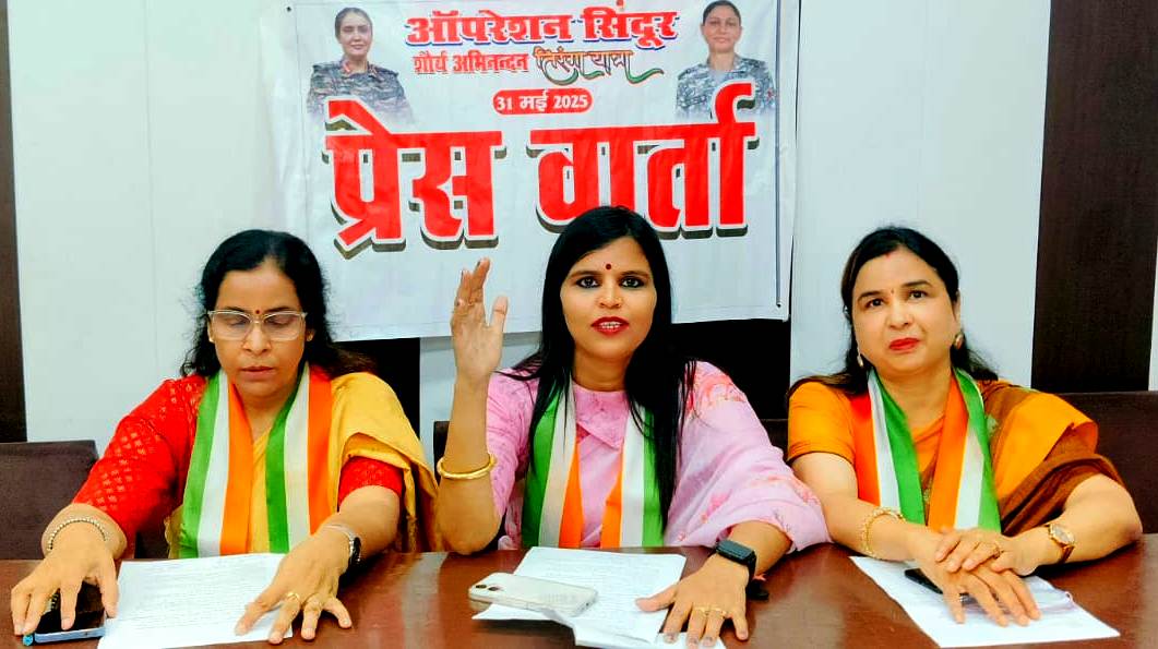 कानपुर प्रेस क्लब में ऑपरेशन सिंदूर के सम्मान में आयोजित प्रेस वार्ता में पत्रकारों को संबोधित करती डॉ प्रियंका सिंह प्रांत संयोजिका महिला समन्वय व अन्य का छायाचित्र