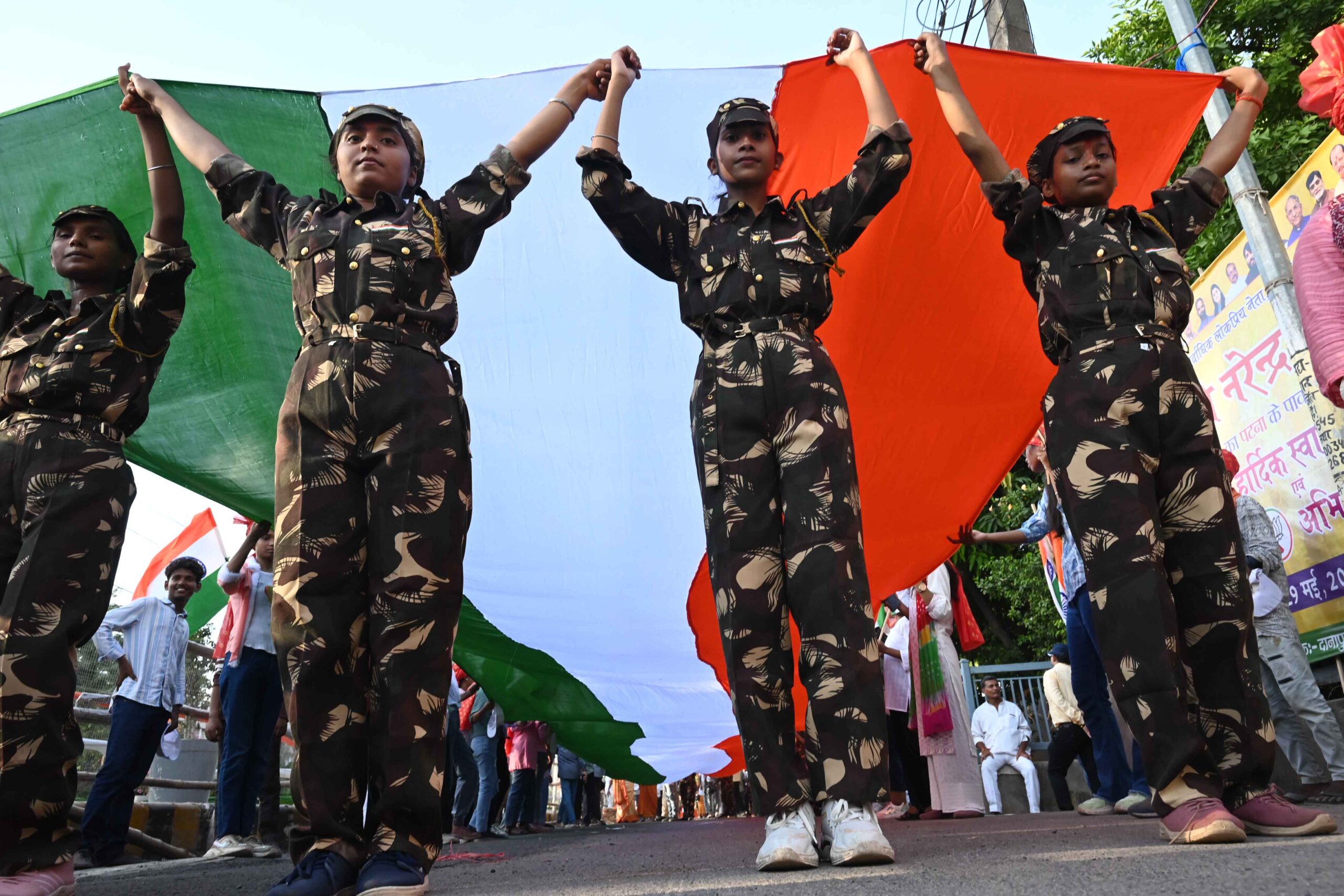 प्रधानमंत्री नरेन्द्र मोदी रोड शो में पब्लिक अभिवादन करते