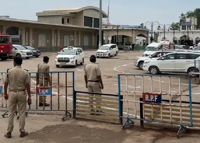 मप्र के मैहर में पहुंचे संघ प्रमुख मोहन भागवत की सुरक्षा में चूक, घेरा तोड़कर भागा युवक