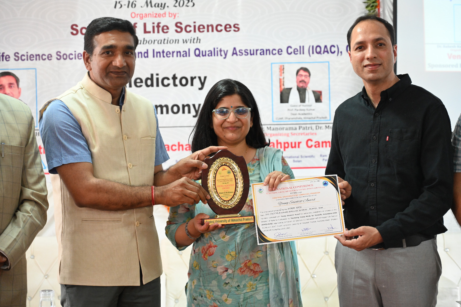 सीयू में आयोजित संगोष्ठी में पुरस्कृत करते हुए।