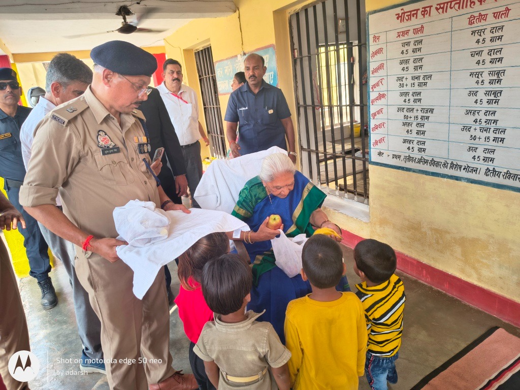 जेल में बंद कैदियों के बच्चों से संवाद करती हुई जेल में बंद कैदियों के बच्चों से संवाद करती हुई