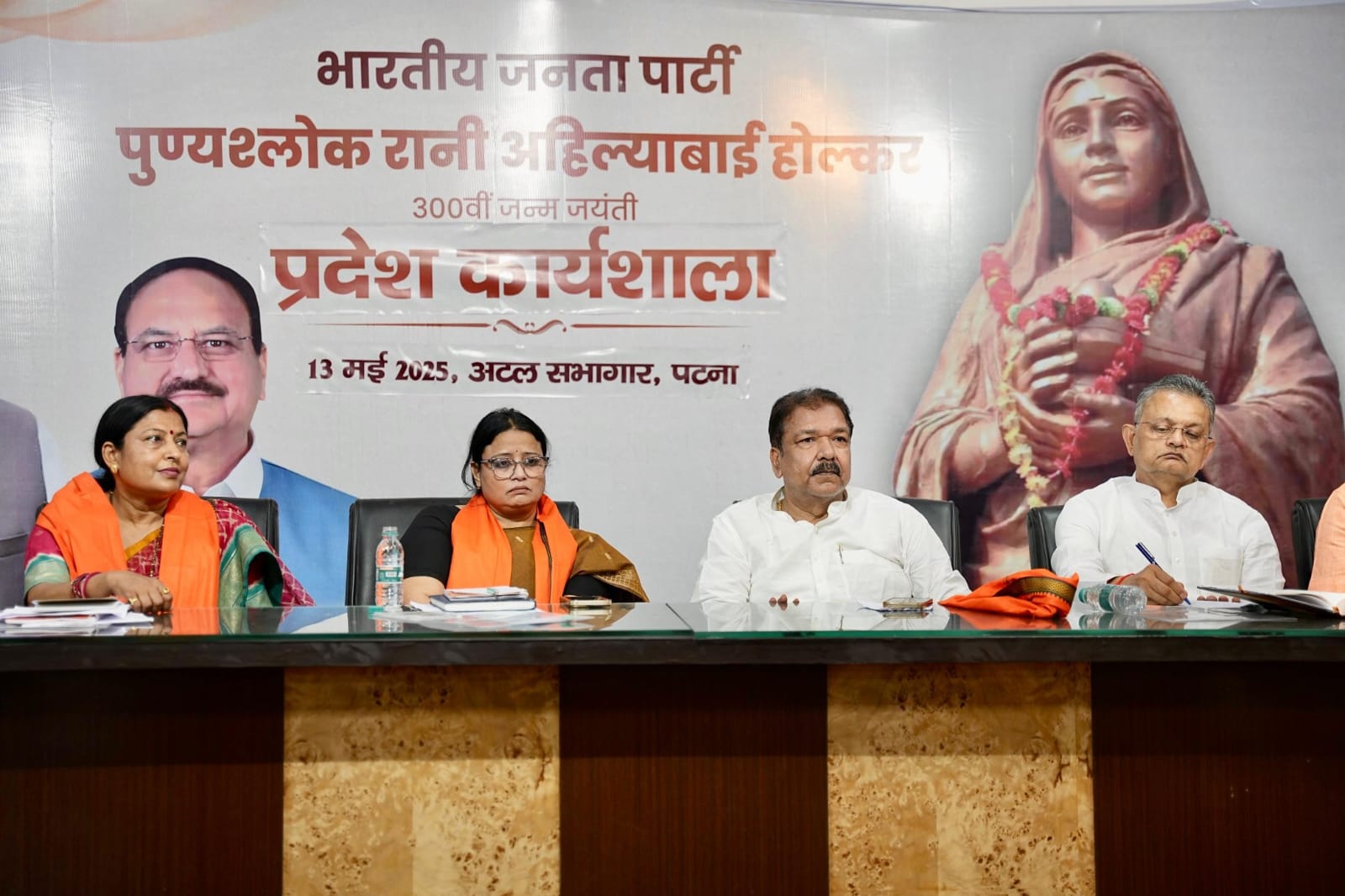 भाजपा कार्यालय में कार्यशाला को संबोधित करते प्रदेश अध्यक्ष दिलीप जायसवाल