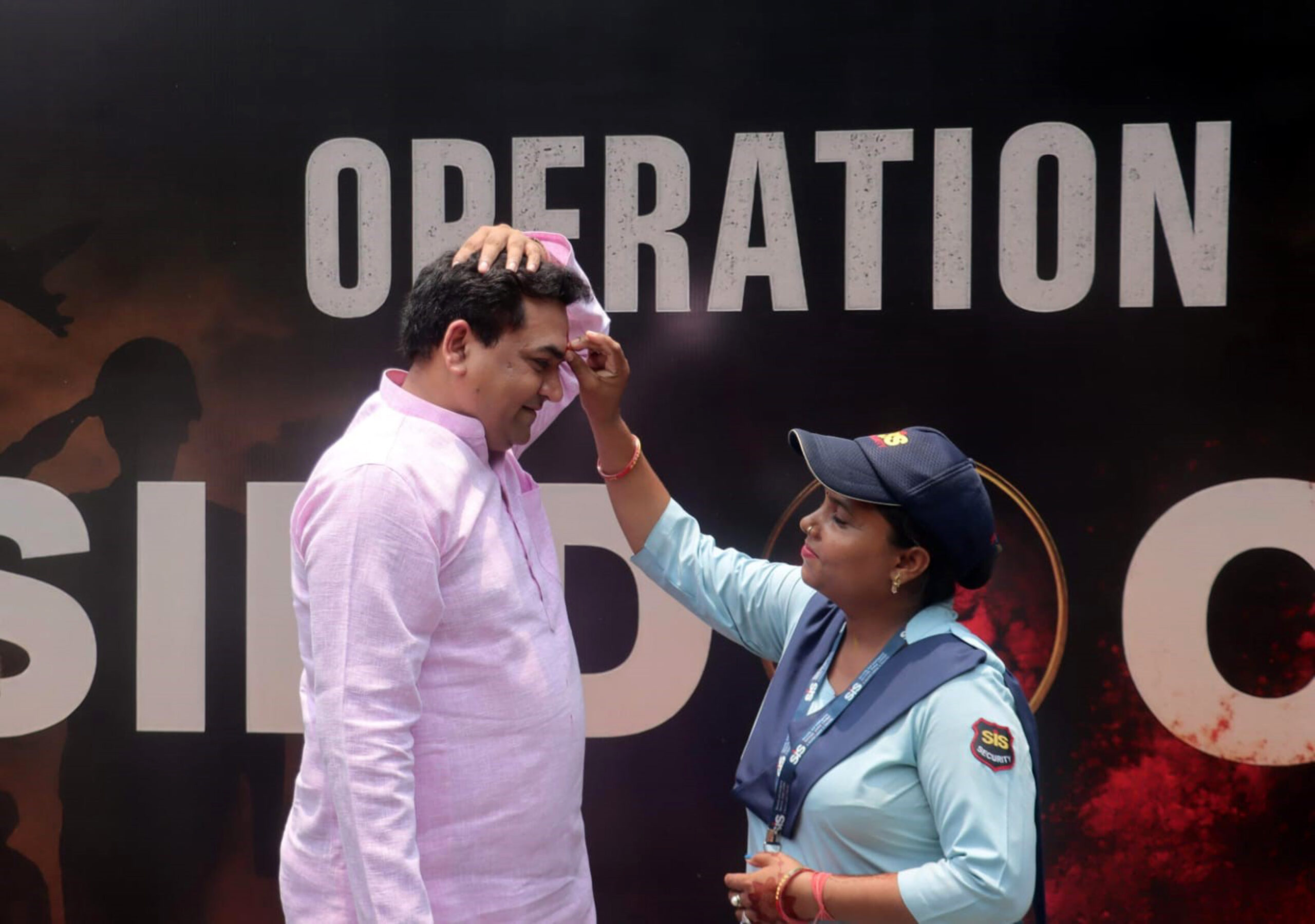 दिल्ली हाट में “ऑपरेशन सिन्दूर” से संबंधित एक विशेष प्रतिकृति का उद्घाटन करते पर्यटन मंत्री कपिल मिश्रा।