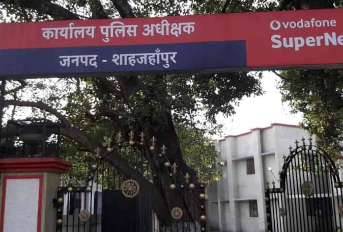 सड़क हादसे में पिता और दो बेटों की मौत, मां-बेटी घायल