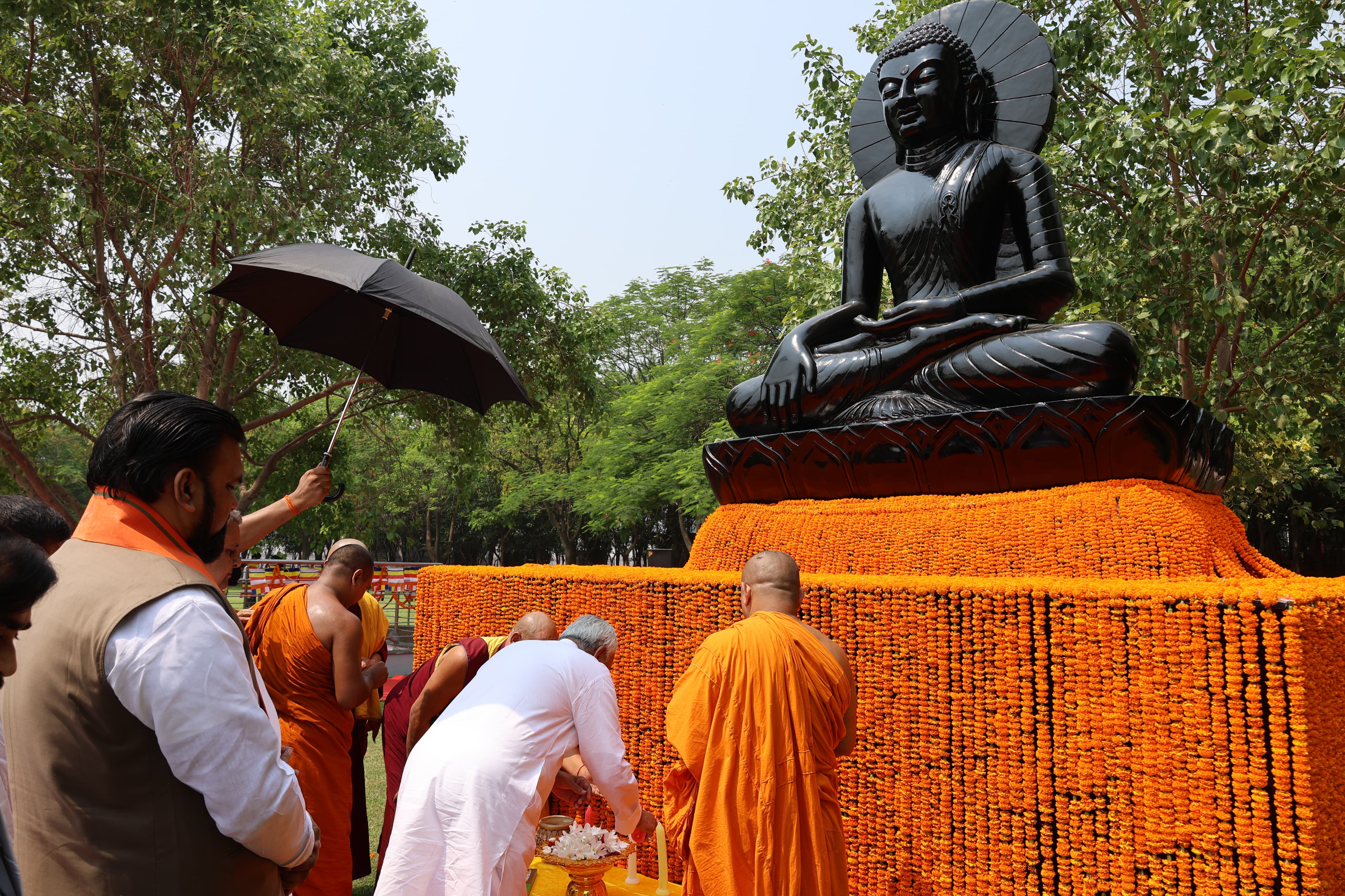 मुख्यमंत्री नीतीश कुमार बुद्ध पूर्णिमा के मौका पर बुद्ध प्रतिमा पर श्रद्धांजलि देते मुख्यमंत्री नीतीश कुमार बुद्ध पूर्णिमा के मौका पर बुद्ध प्रतिमा पर श्रद्धांजलि देते