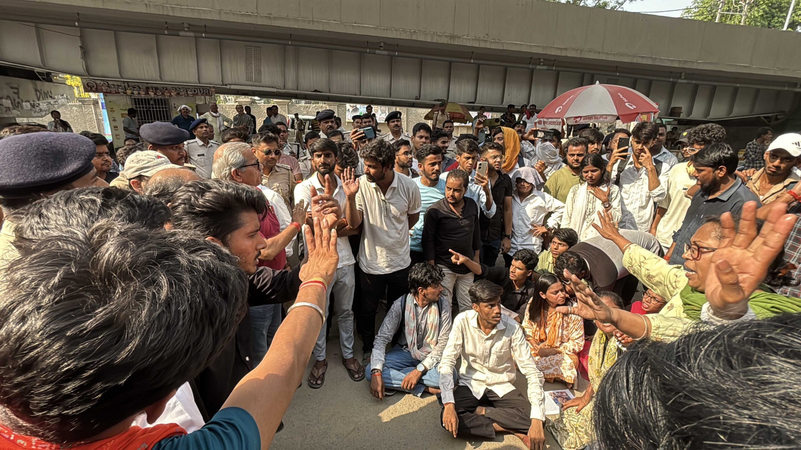 पटना विश्वविद्यालय के छात्र सड़क जाम करते