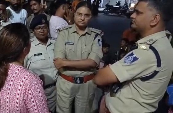 जबलपुर : चर्च के पास्टर पर दर्ज हो एफआईआर .. महिलाओं ने घेरा रांझी थाना