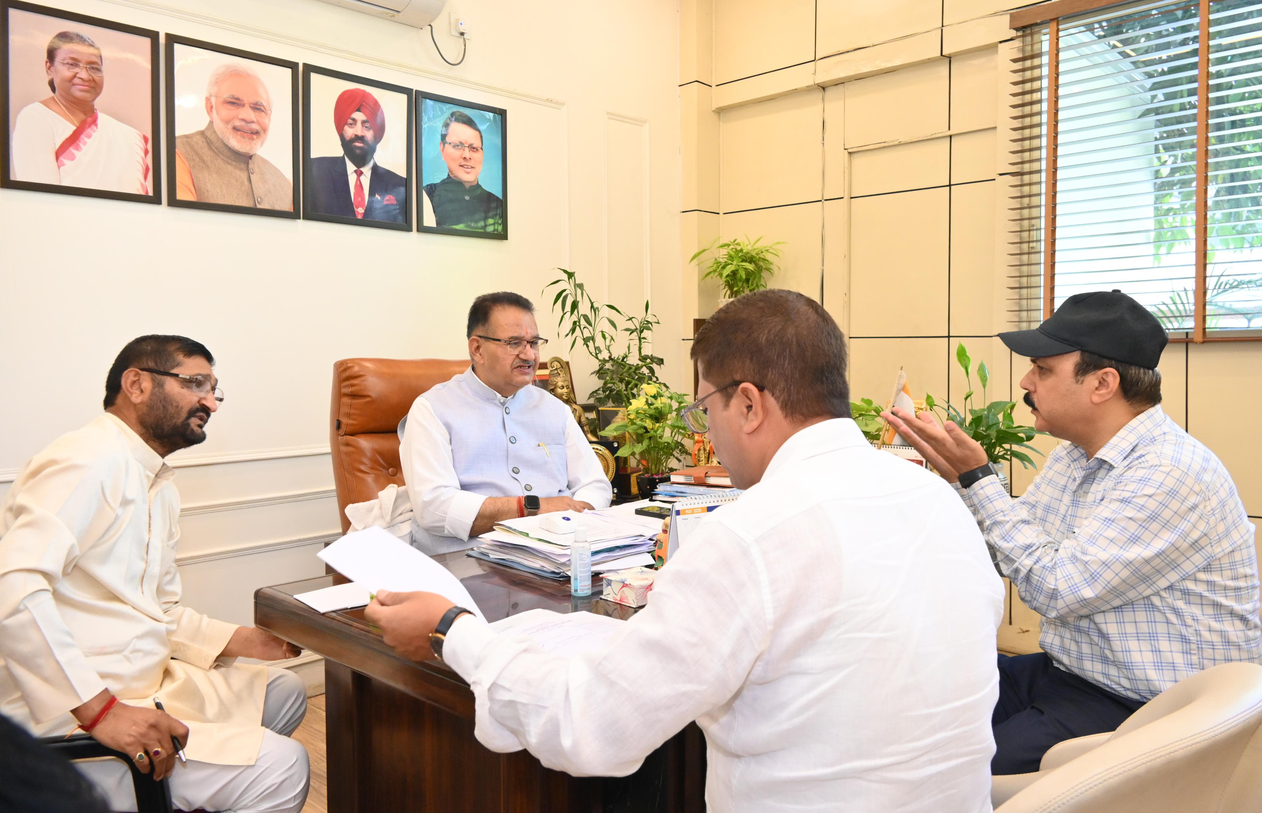 विकास कार्यों पर चर्चा करते विधायक कर्णप्रयाग। विकास कार्यों पर चर्चा करते विधायक कर्णप्रयाग।