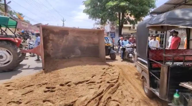 रेत से भरी ट्रैक्टर ट्रॉली पलटी, दो घायल