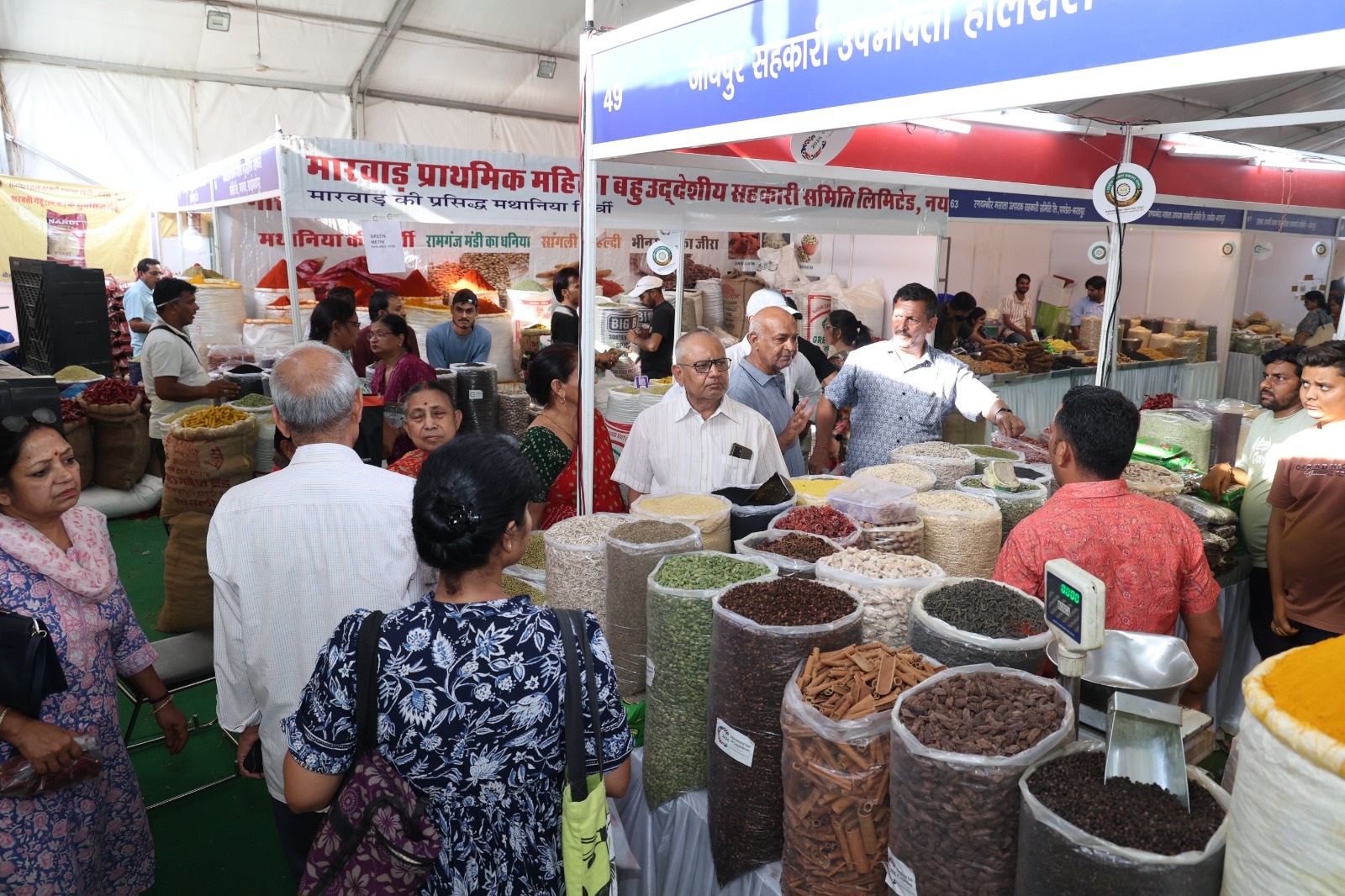 मसालों और अन्य उत्पादों की हो रही जमकर खरीददारी, चार दिन में 1.28 करोड़ रुपये से अधिक की बिक्री