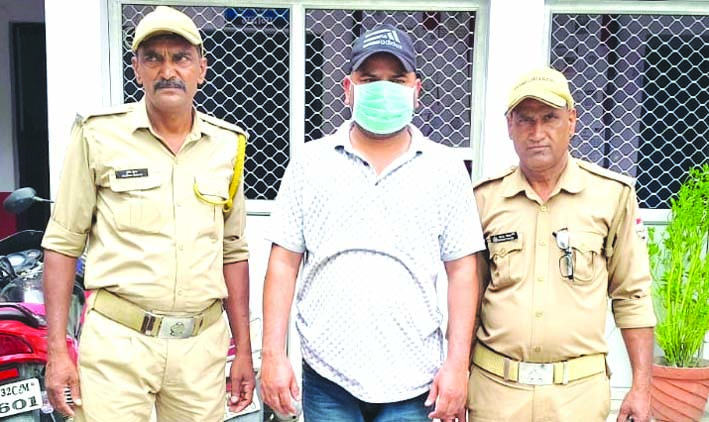 पुलिस गिरफ्त में आरोपित पुलिस गिरफ्त में आरोपित