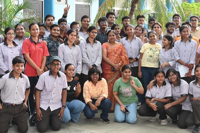 बारहवीं में माहिका ने 98.8, दसवीं में अभिषेक को 98 फीसदी मिले अंक