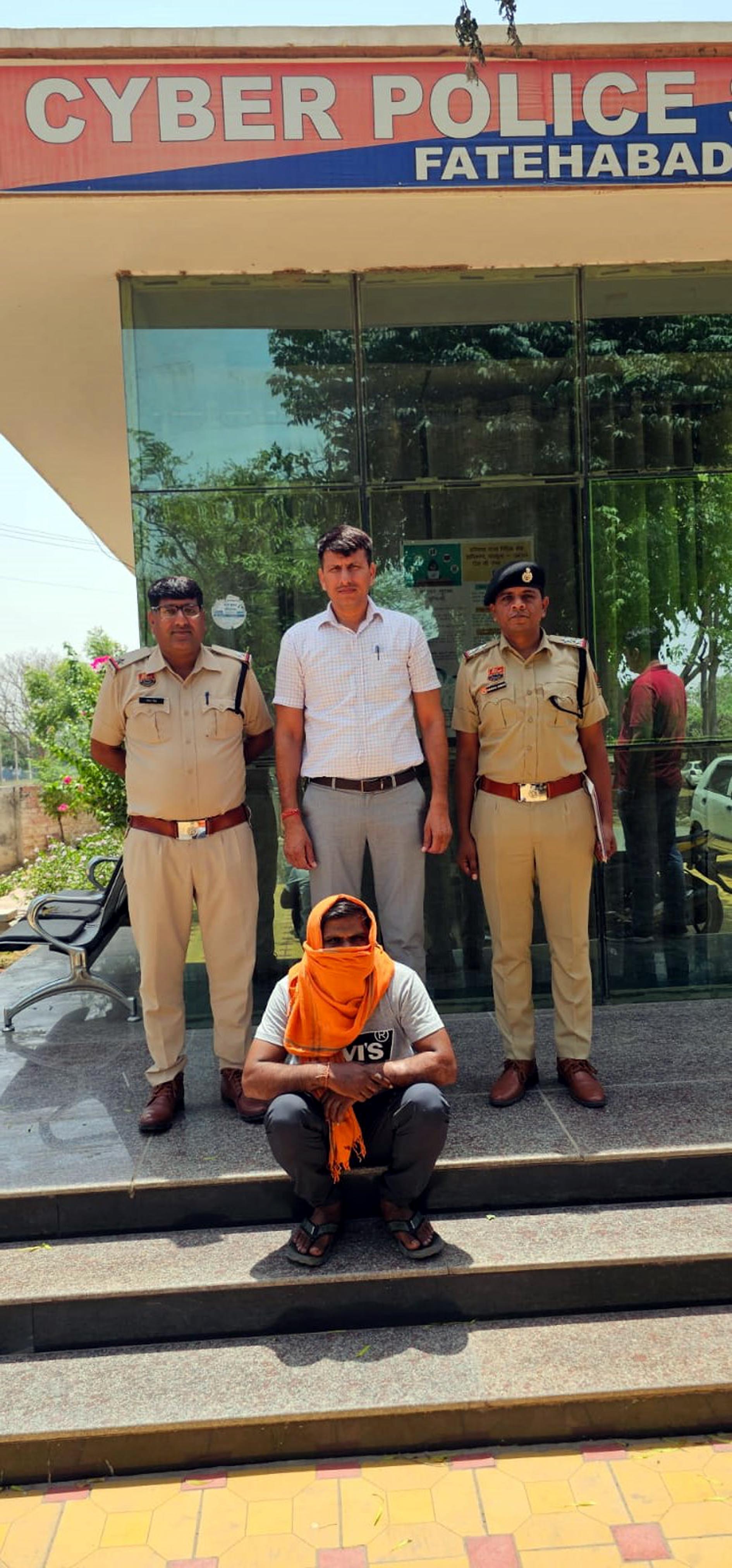 फतेहाबाद। पुलिस गिरफ्त में ठगी का आरोपी रोहित। फतेहाबाद। पुलिस गिरफ्त में ठगी का आरोपी रोहित।