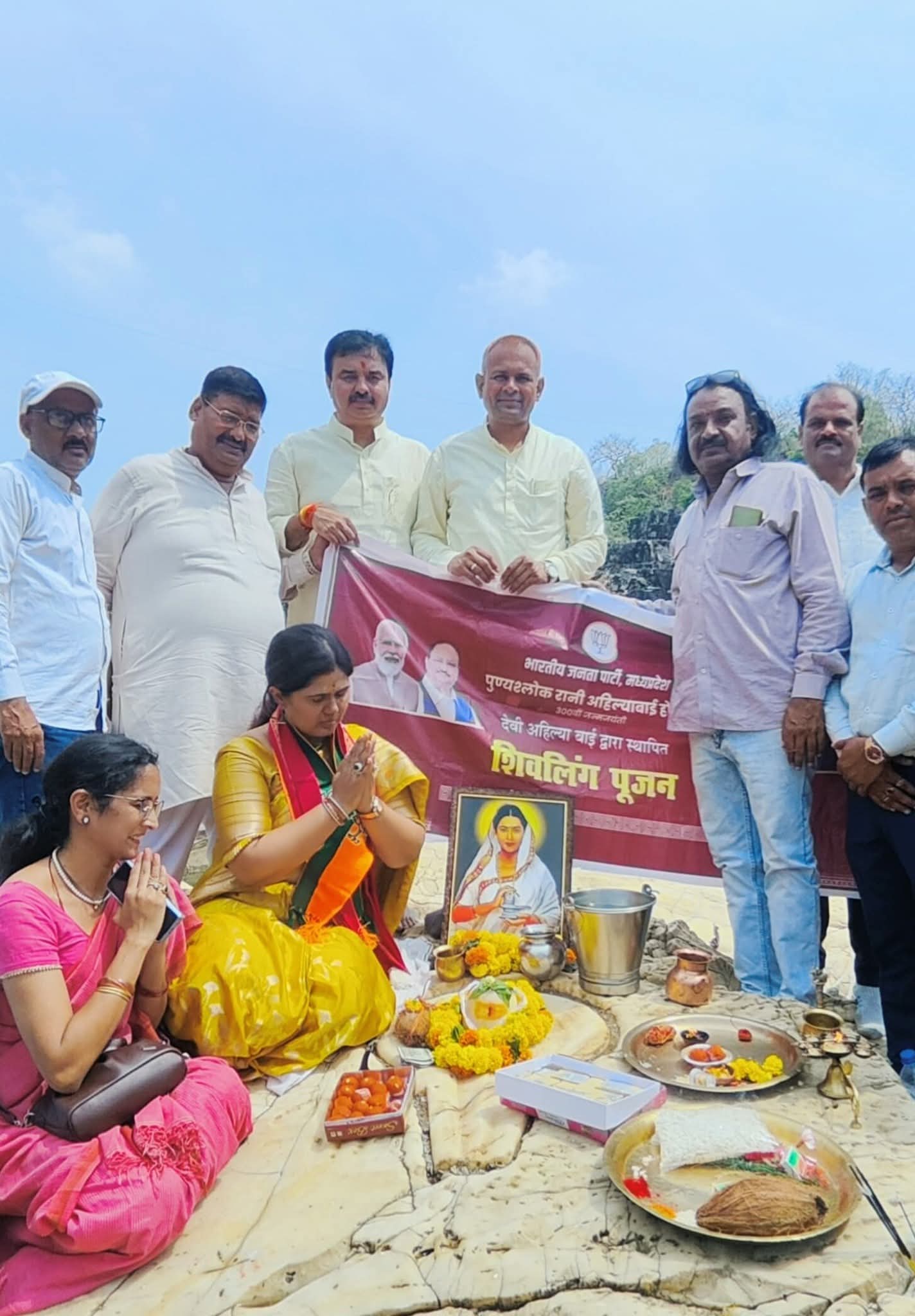 मंत्री पंकजा मुंडे ने भेड़ाघाट स्थित मां नर्मदा के बीच लोकमाता अहिल्या द्वारा स्थापित शिवलिंग का किया पूजन