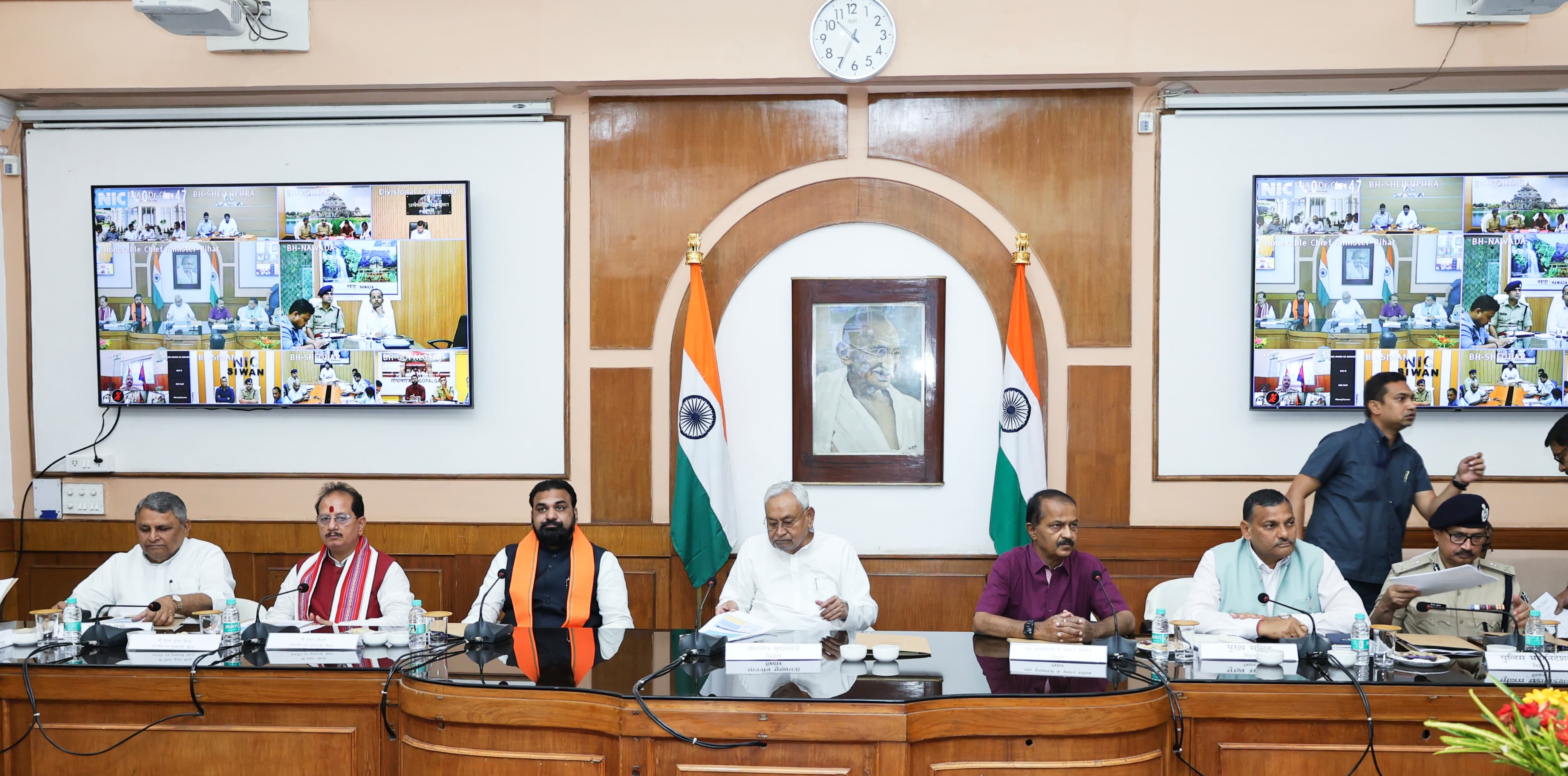 पुराना सचिवालय में मुख्यमंत्री नीतीश कुमार संभावित बाढ़ को लेकर समीक्षा बैठक करते